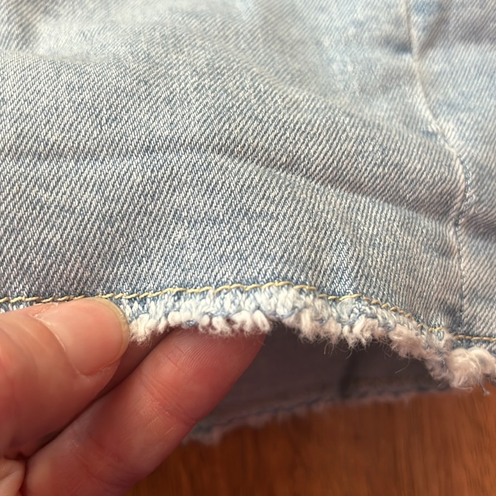 BNWOT light stone wash mid rise Levi’s shorts - Picture 13 of 16